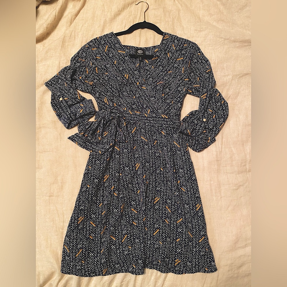 XS Navy White Caramel Faux Wrap Dress. 3/4 sleeve. Tie waist. Hidden zipper.